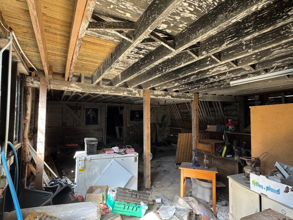 Lot: 115 - FREEHOLD DETACHED HOUSE FOR IMPROVEMENT AND BARN AND OUTBUILDINGS WITH POTENTIAL ON A PLOT CLOSE TO ONE AND A HALF ACRES - The Ground Floor of the Larger Barn